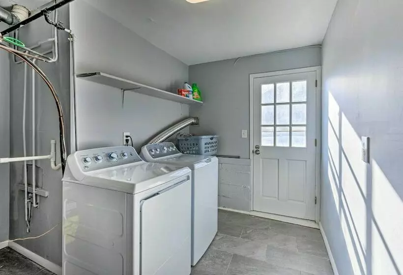 Spacious Home ~ 11 Mi To Staten Island!