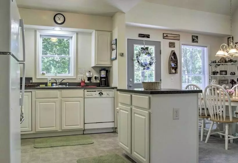 Spacious Home W/ Deck, Grill & Delaware River View