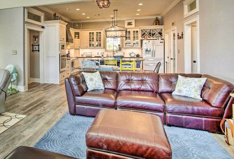 Spacious Kingston Home On Lake Texoma!