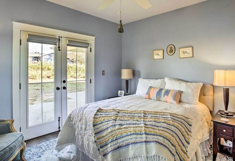 Spacious Kingston Home On Lake Texoma!