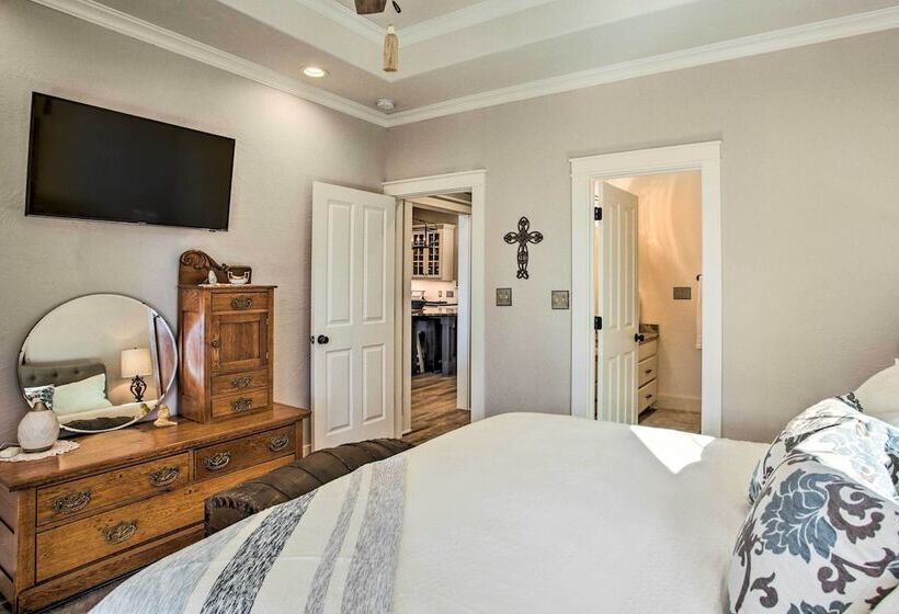 Spacious Kingston Home On Lake Texoma!