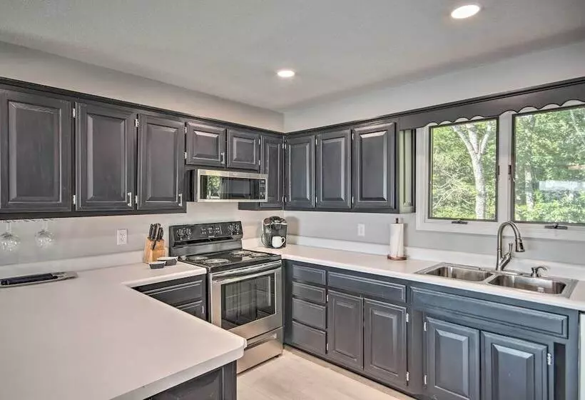 Table Rock Lake Hideaway W/ Deck: Bring Your Boat!