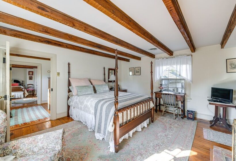 Terre Haute Manor Farmhouse W/ Gardens & Deck!