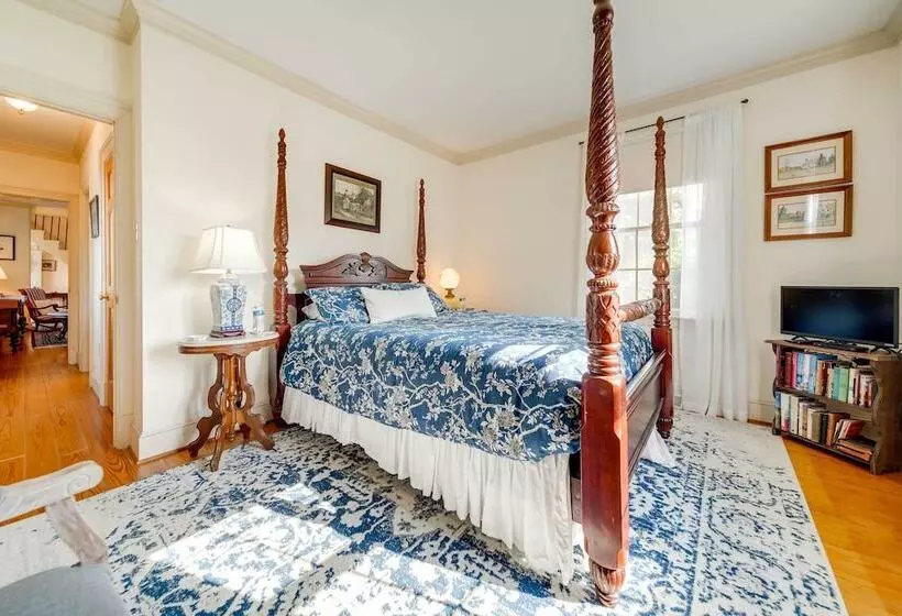 Terre Haute Manor Farmhouse W/ Gardens & Deck!