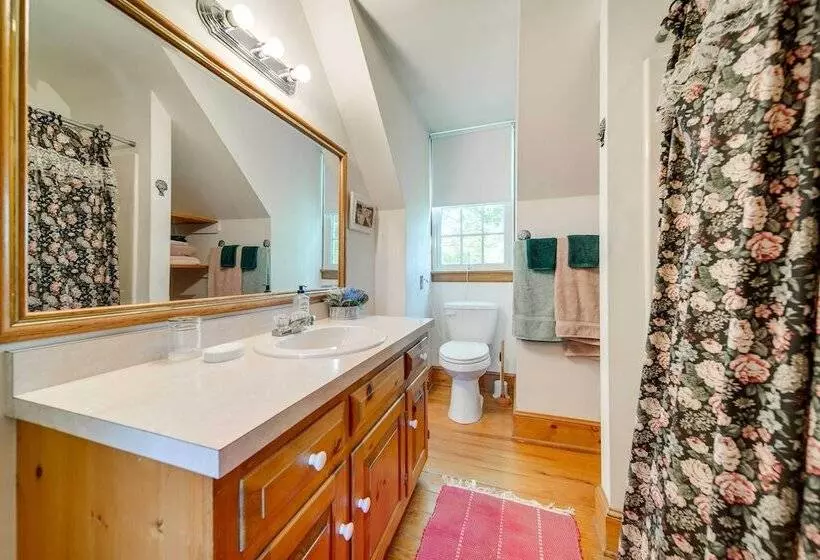 Terre Haute Manor Farmhouse W/ Gardens & Deck!