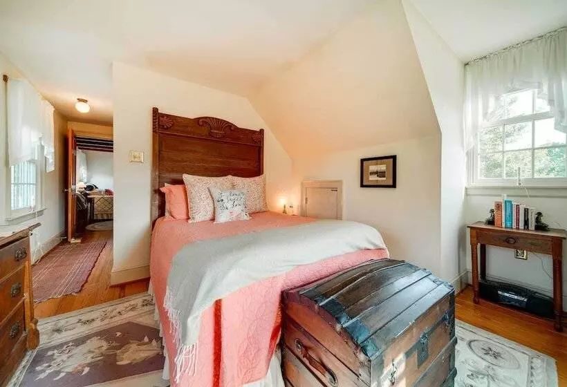 Terre Haute Manor Farmhouse W/ Gardens & Deck!