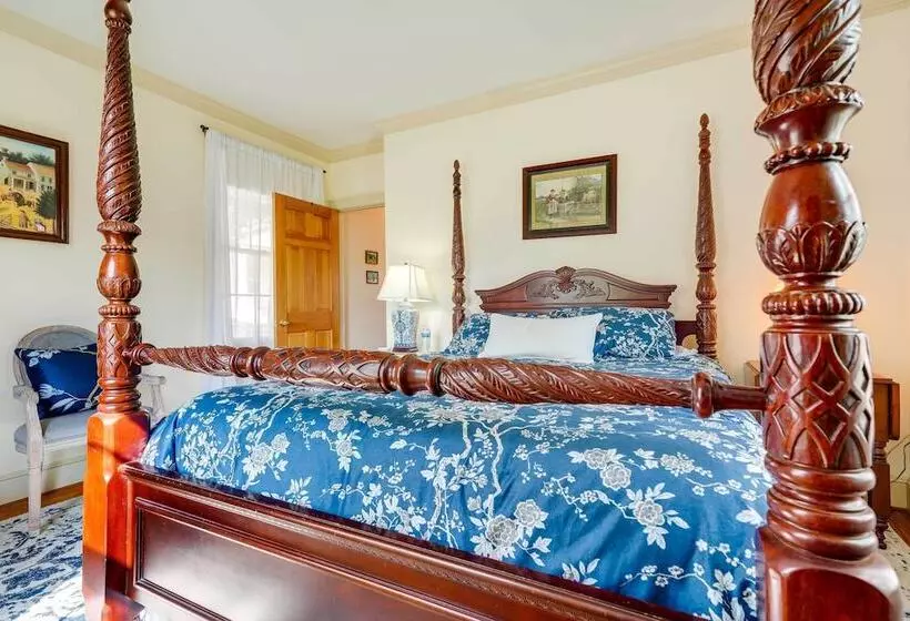 Terre Haute Manor Farmhouse W/ Gardens & Deck!