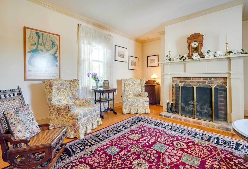 Terre Haute Manor Farmhouse W/ Gardens & Deck!