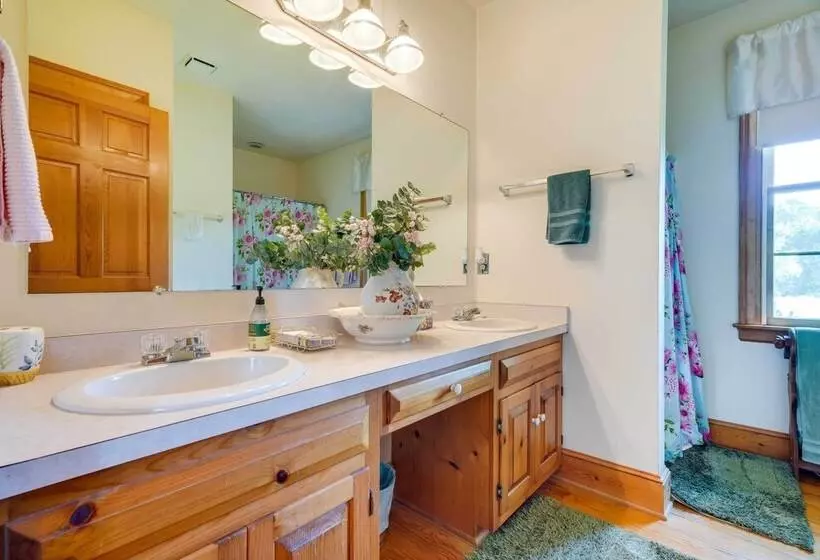 Terre Haute Manor Farmhouse W/ Gardens & Deck!