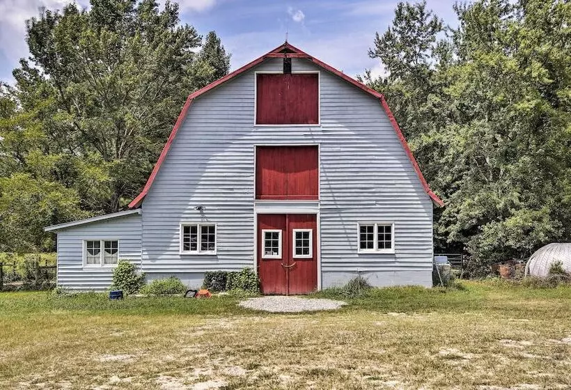 Terre Haute Manor Farmhouse W/ Gardens & Deck!
