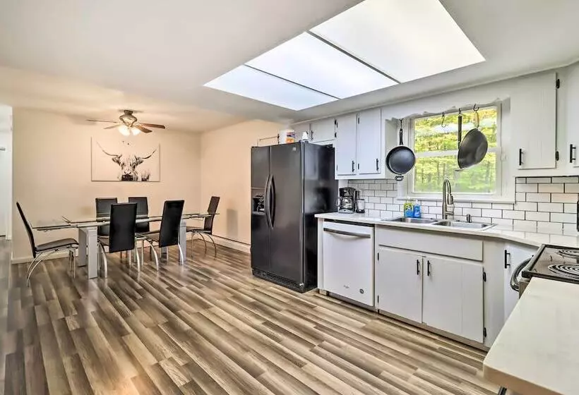 12 Mi To Camelback Ski Resort: Home W/ Decks!