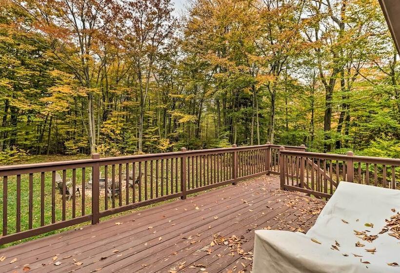 12 Mi To Camelback Ski Resort: Home W/ Decks!