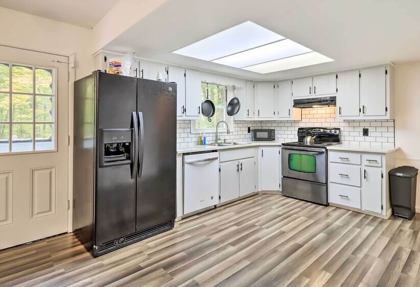 12 Mi To Camelback Ski Resort: Home W/ Decks!