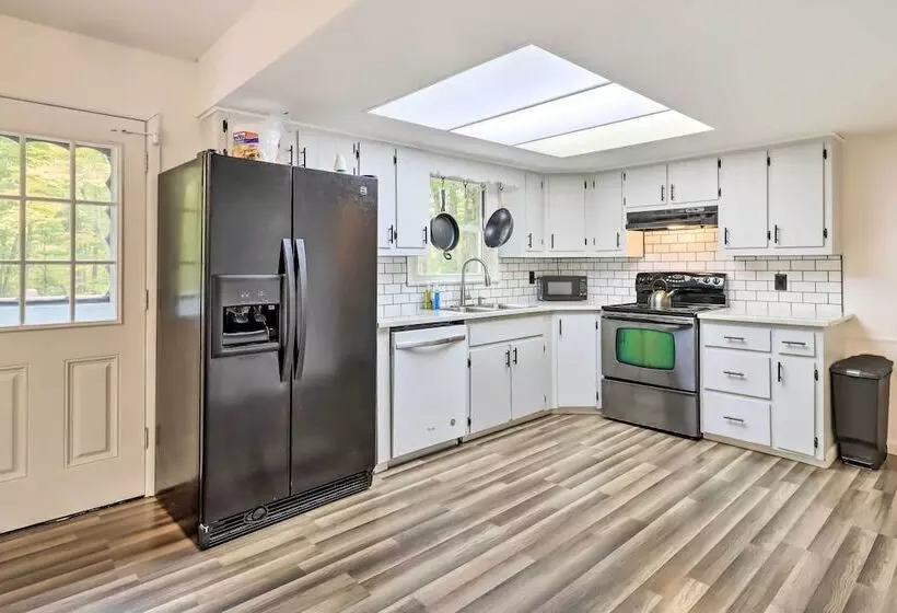 12 Mi To Camelback Ski Resort: Home W/ Decks!