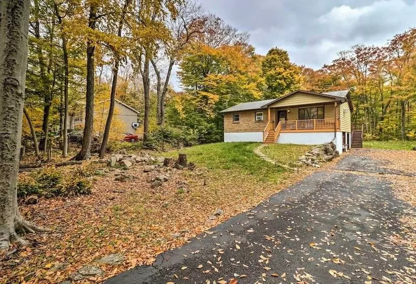 12 Mi To Camelback Ski Resort: Home W/ Decks!