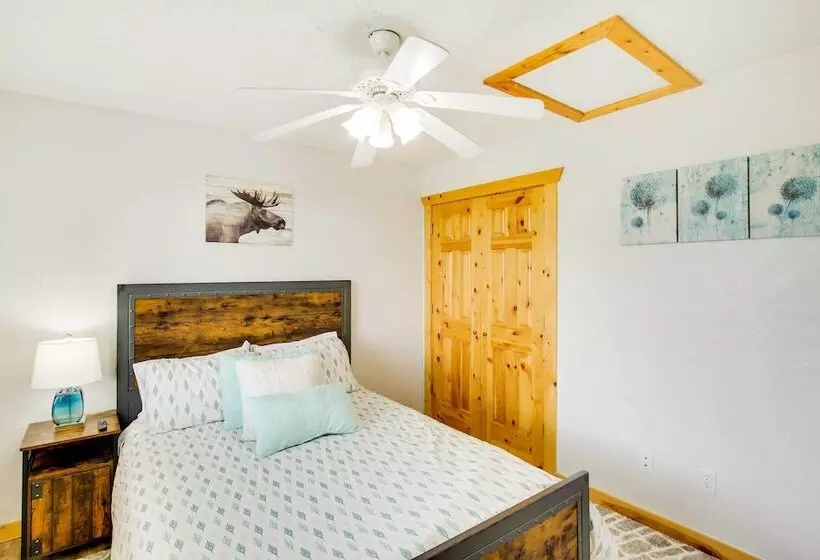 Updated Cabin W/ Views ~ 1 Mi To Bear Lake!