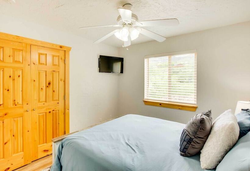 Updated Cabin W/ Views ~ 1 Mi To Bear Lake!