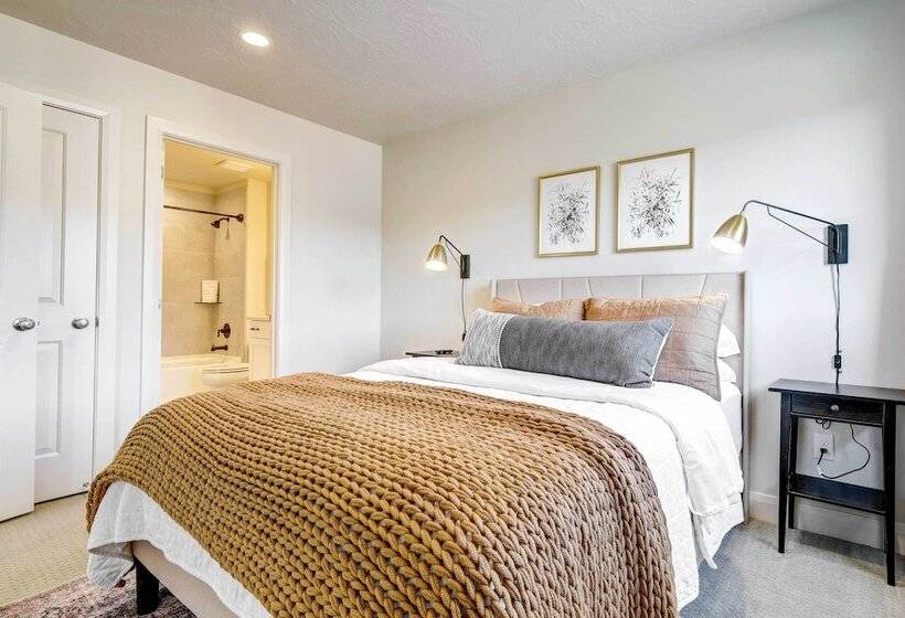 Washington Home W/ Mtn Views, Near Hiking!