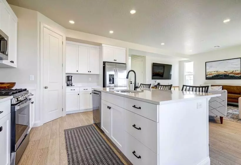 Washington Home W/ Mtn Views, Near Hiking!