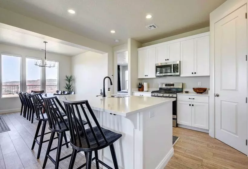 Washington Home W/ Mtn Views, Near Hiking!