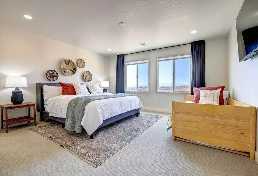 Washington Home W/ Mtn Views, Near Hiking!