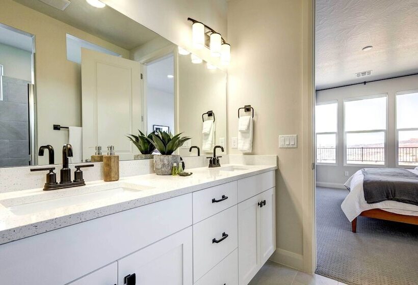 Washington Home W/ Mtn Views, Near Hiking!