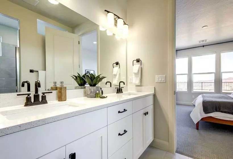 Washington Home W/ Mtn Views, Near Hiking!