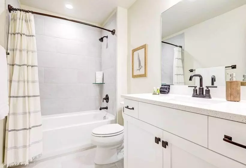 Washington Home W/ Mtn Views, Near Hiking!