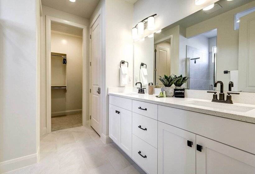 Washington Home W/ Mtn Views, Near Hiking!