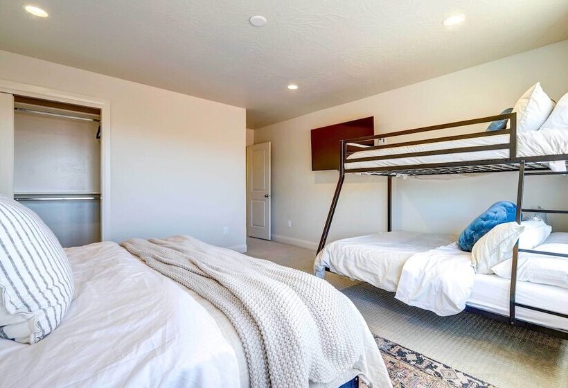 Washington Home W/ Mtn Views, Near Hiking!