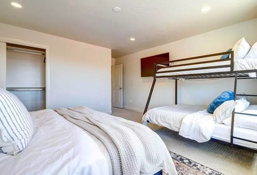 Washington Home W/ Mtn Views, Near Hiking!