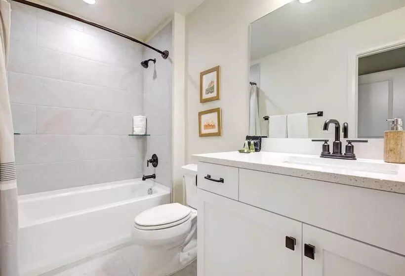 Washington Home W/ Mtn Views, Near Hiking!