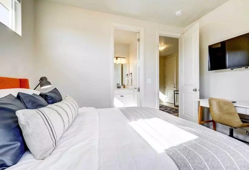 Washington Home W/ Mtn Views, Near Hiking!