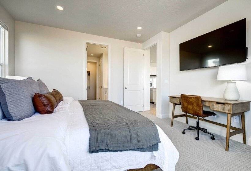 Washington Home W/ Mtn Views, Near Hiking!