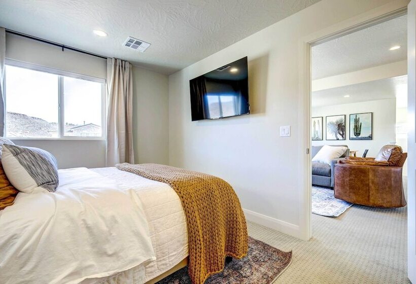 Washington Home W/ Mtn Views, Near Hiking!