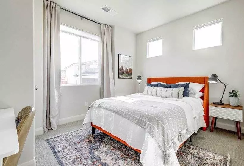 Washington Home W/ Mtn Views, Near Hiking!