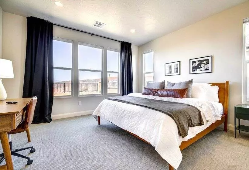 Washington Home W/ Mtn Views, Near Hiking!