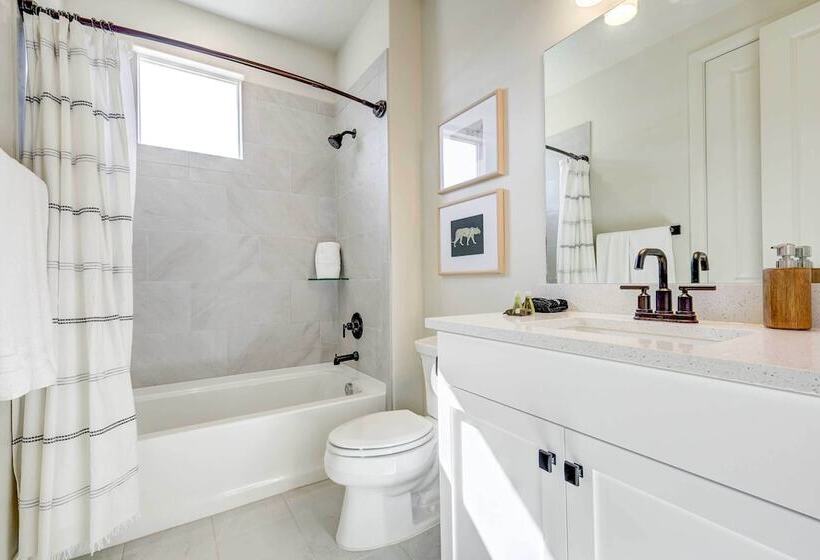 Washington Home W/ Mtn Views, Near Hiking!