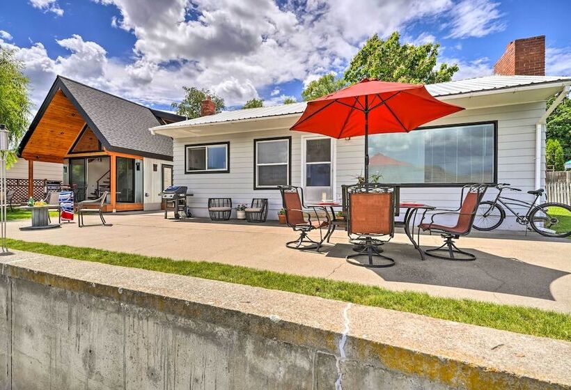 Waterfront Lake Osoyoos Cottage W/ Beach & Patio!