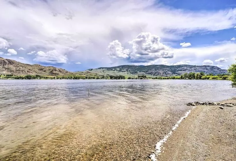 Waterfront Lake Osoyoos Cottage W/ Beach & Patio!