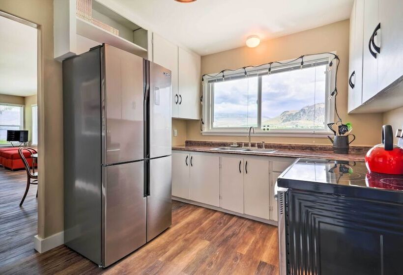 Waterfront Lake Osoyoos Cottage W/ Beach & Patio!