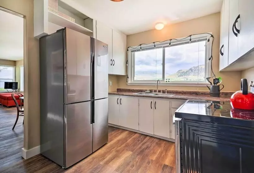 Waterfront Lake Osoyoos Cottage W/ Beach & Patio!