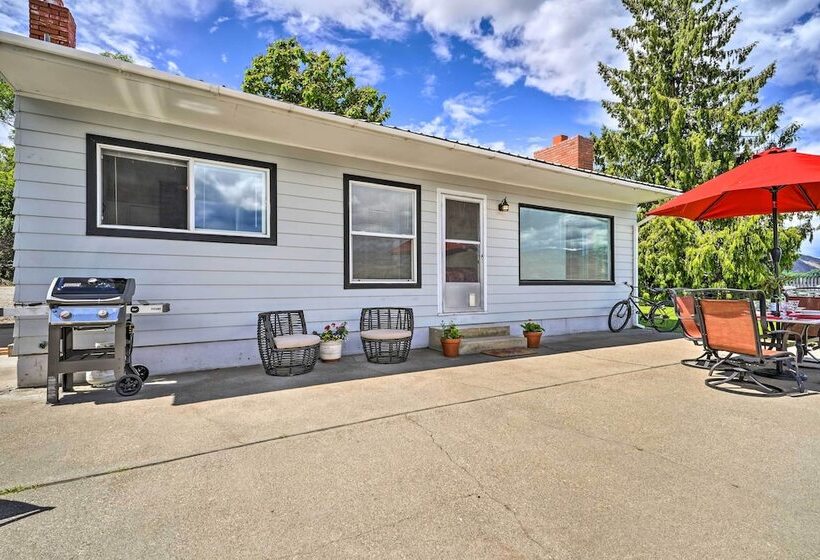 Waterfront Lake Osoyoos Cottage W/ Beach & Patio!