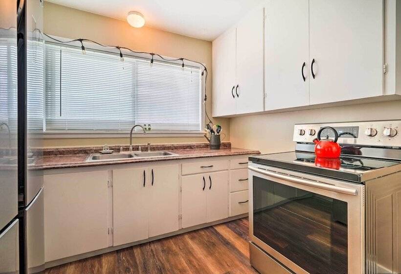 Waterfront Lake Osoyoos Cottage W/ Beach & Patio!