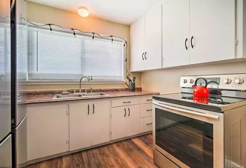 Waterfront Lake Osoyoos Cottage W/ Beach & Patio!