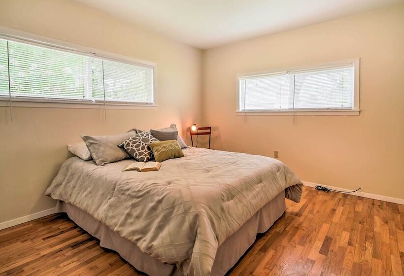 Waterfront Lake Osoyoos Cottage W/ Beach & Patio!