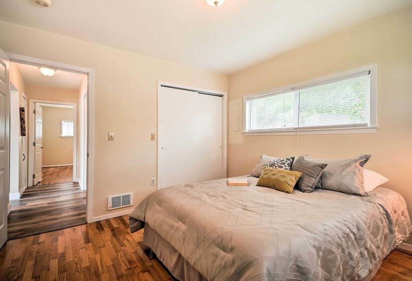 Waterfront Lake Osoyoos Cottage W/ Beach & Patio!