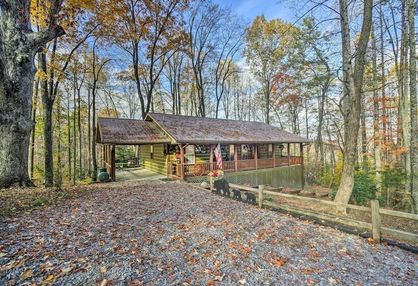 Woodsy Pigeon Forge Hideaway: Private Hot Tub