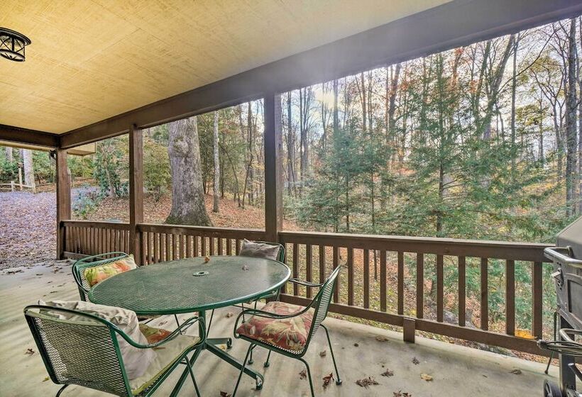Woodsy Pigeon Forge Hideaway: Private Hot Tub