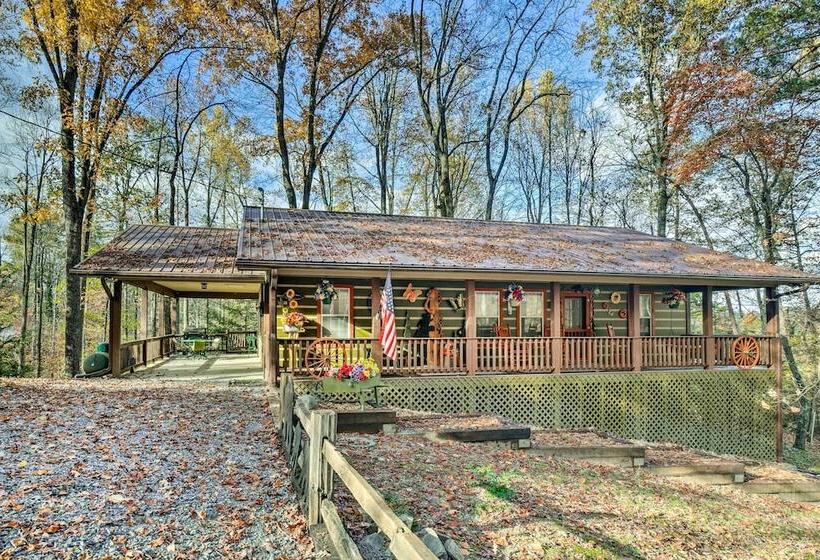 Woodsy Pigeon Forge Hideaway: Private Hot Tub